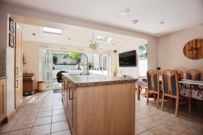 4 Bedroom Semi-Detached House For Sale In Kingfisher Drive, Banbury, OX16