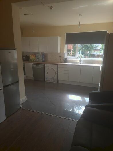 8 Bedroom Terraced House To Rent In Harlaxton Drive, Nottingham, NG7