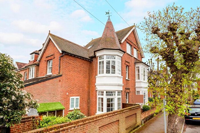 1 Bedroom Flat To Rent In Feltham Avenue, East Molesey, KT8