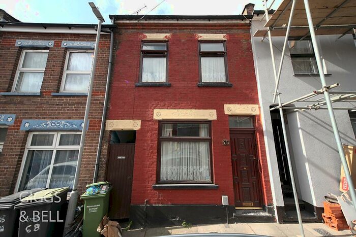 3 Bedroom Terraced House For Sale In Warwick Road West, Luton, Bedfordshire, LU4