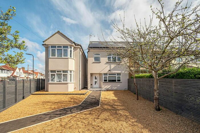 Studio To Rent In Downing Drive, Greenford, UB6