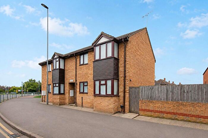 2 Bedroom Flat For Sale In Weedon Court, Aylesbury, HP19