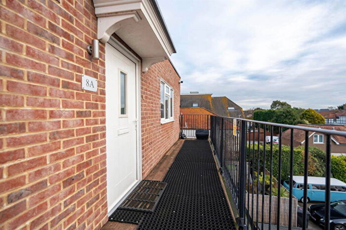 2 Bedroom Apartment To Rent In Highcliffe, Christchurch, BH23