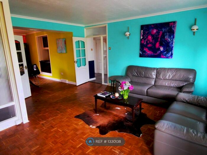 2 Bedroom Flat To Rent In Brecon Court, London, SE9