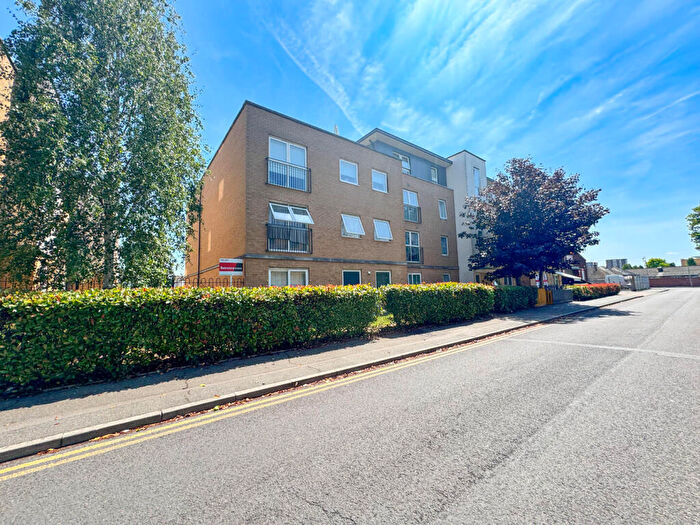 2 Bedroom Flat For Sale In Kenway, Southend-On-Sea, SS2