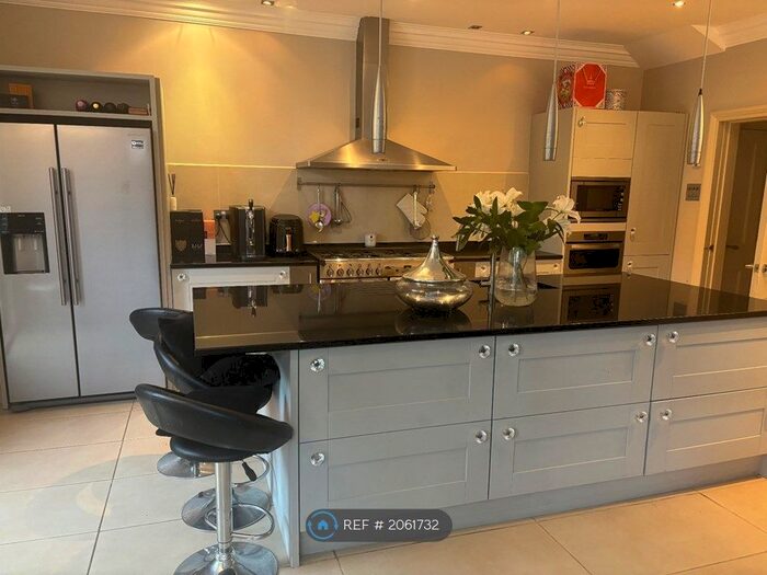 5 Bedroom Semi-Detached House To Rent In Ashgate Road, Chesterfield, S40