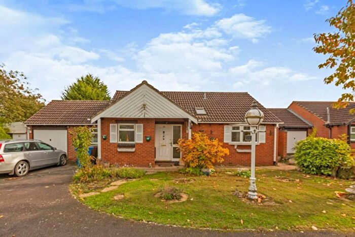 3 Bedroom Detached Bungalow For Sale In Helwys Place, Kidlington, OX5