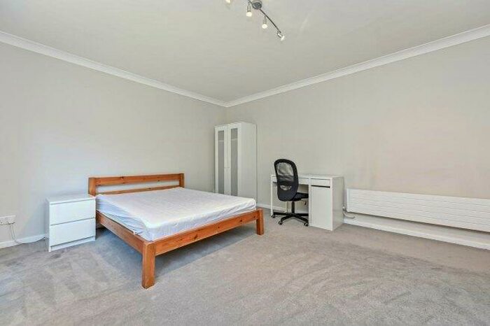 3 Bedroom Flat To Rent In South Terrace, KT6