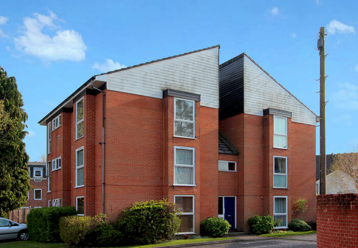 2 Bedroom Flat To Rent In Conifer Close, Winchester, SO22