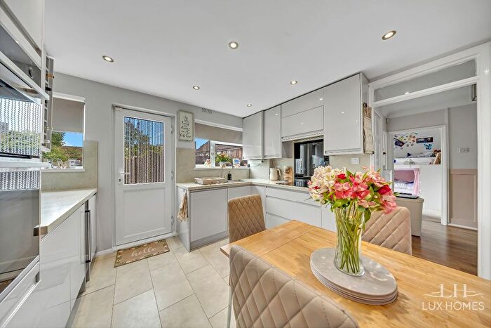 2 Bedroom Maisonette For Sale In Epsom Way, Hornchurch, RM12