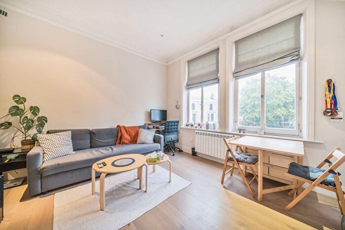 1 Bedroom Flat To Rent In Battersea Bridge Road, Battersea, London, SW11