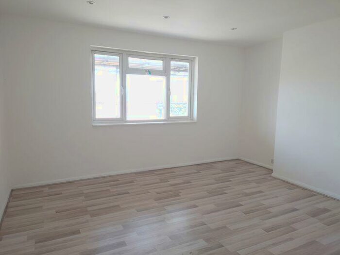 2 Bedroom Flat To Rent In Coulsdon Road, Caterham, CR3