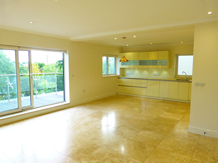 3 Bedroom Flat To Rent In The Vale, NW11