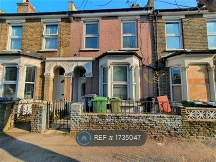 Studio To Rent In Clacton Rd, London, E17