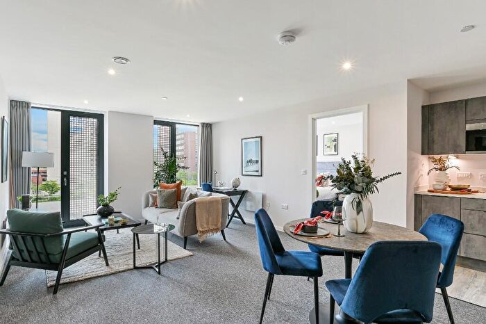 2 Bedroom Apartment To Rent In Daw Bank, Stockport, Greater Manchester, SK3