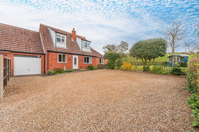 4 Bedroom Link Detached House For Sale In Pit Street, Southrepps, NR11