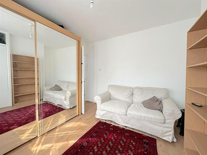 1 Bedroom Flat To Rent In John Street, Hounslow, Middlesex, TW3