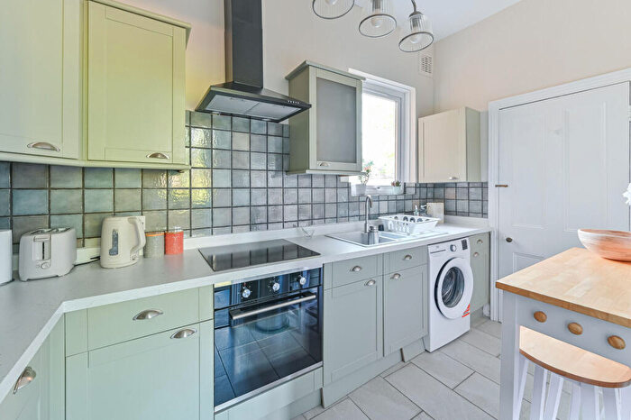 2 Bedroom Flat To Rent In Thurlow Park Road, West Dulwich, London, SE21