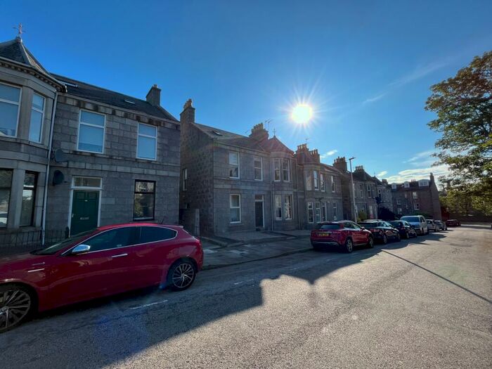 3 Bedroom Flat To Rent In Grosvenor Place, Rosemount, Aberdeen, AB25