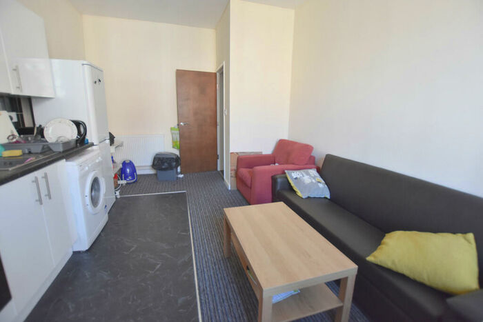 2 Bedroom Flat To Rent In Burns Street, Nottingham, NG7