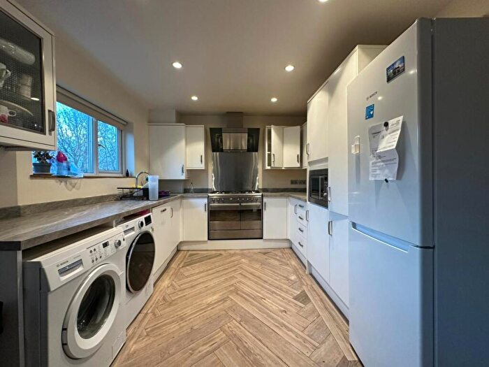 4 Bedroom Flat To Rent In Birchen Grove, Neasden, NW9