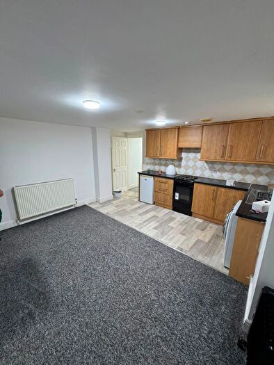 2 Bedroom Flat To Rent In Wellfield Mews, Dewsbury, WF13