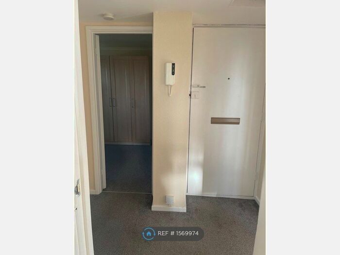 1 Bedroom Flat To Rent In Merland Rise, Tadworth, KT20