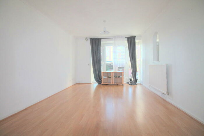 2 Bedroom Flat To Rent In Fishers Close, Waltham Cross, EN8