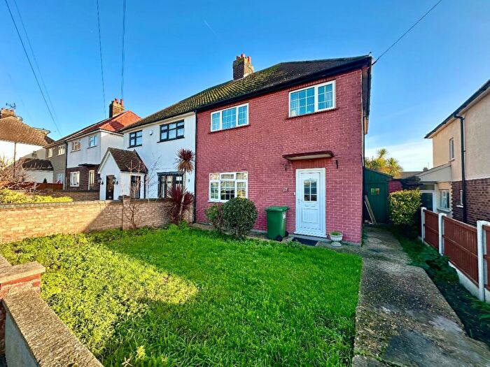 3 Bedroom Semi-Detached House For Sale In Plumpton Avenue, Hornchurch, RM12