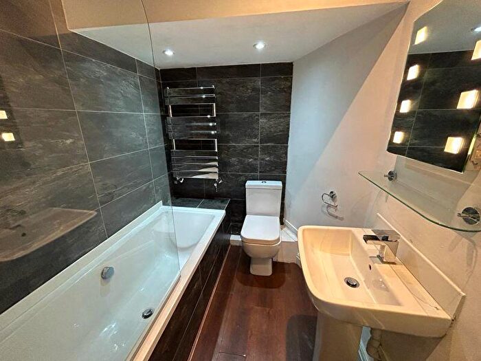 2 Bedroom Flat To Rent In Cross Chapel Street, Leeds, LS6