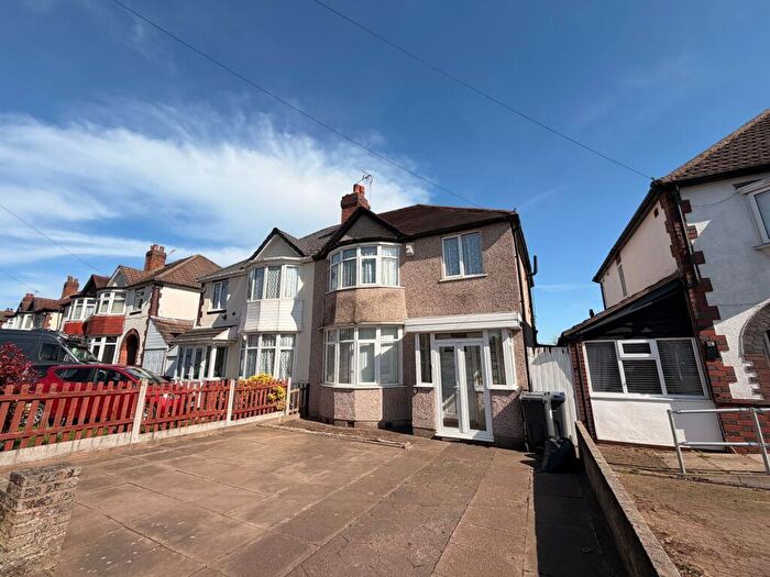 3 Bedroom Semi Detached House To Rent In Kingstanding Road, Birmingham, B44