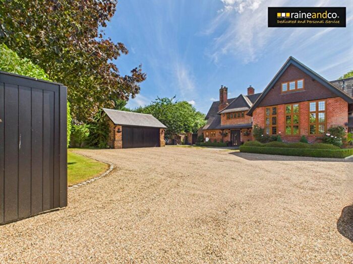 3 Bedroom House For Sale In Home Farm Road, Brookmans Park, AL9