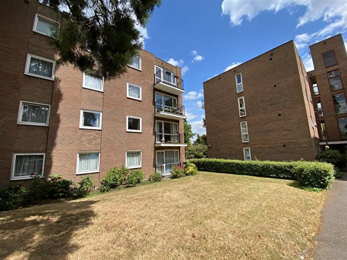 2 Bedroom Flat For Sale In Hawkshead Road, Potters Bar, EN6