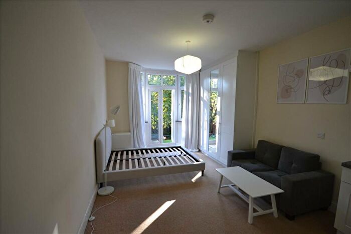 Flat To Rent In Blenheim Gardens, London, NW2