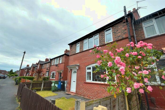 3 Bedroom End Of Terrace House To Rent In Royton Avenue, Sale, M33