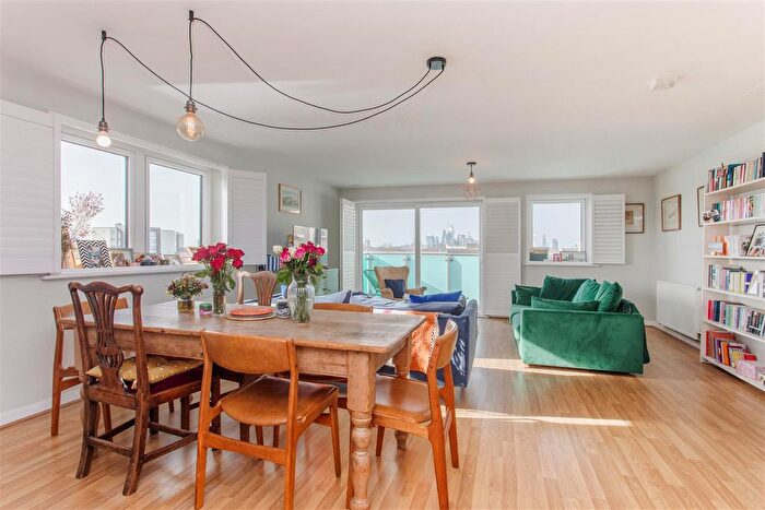 3 Bedroom Flat For Sale In Bolan Apartments, Mile End, E3