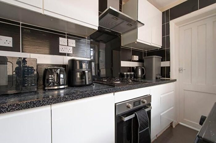 4 Bedroom Semi Detached House To Rent In Bensham Lane, Croydon, London, CR7