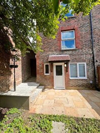 1 Bedroom Flat To Rent In Queens Road, East Grinstead, RH19