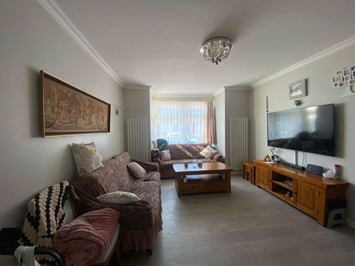 4 Bedroom Terraced House To Rent In Hedge Lane, Palmers Green, N13