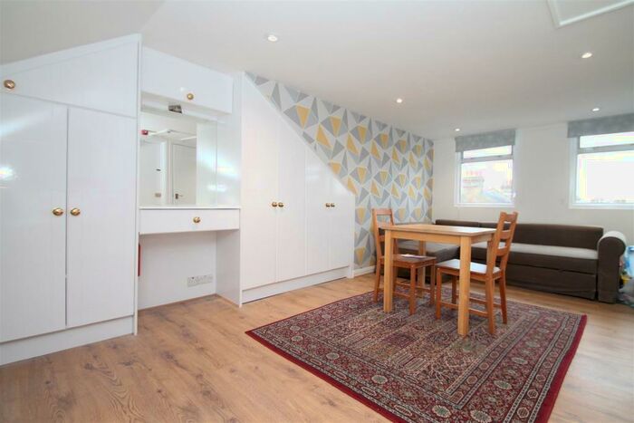 Studio To Rent In Park Avenue, London, N13