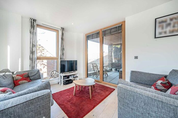 2 Bedroom Flat For Sale In Falcon Road, Battersea, SW11