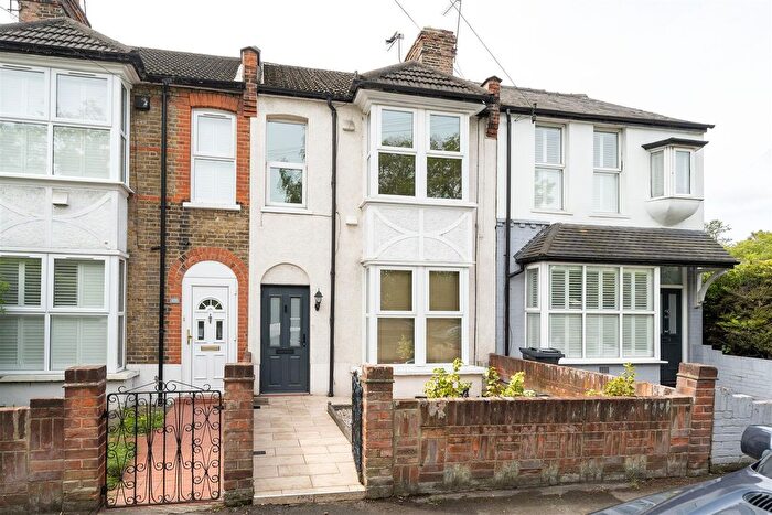 2 Bedroom Property For Sale In Grove Hill, South Woodford, E18