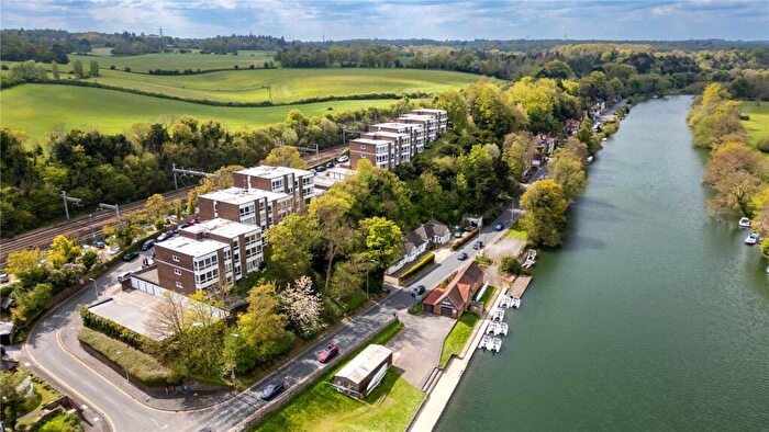 2 Bedroom Apartment For Sale In Shooters Hill, Pangbourne, Reading, Berkshire, RG8