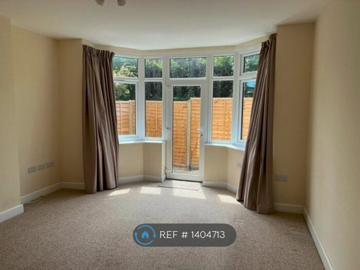 1 Bedroom Flat To Rent In Bassett Close, Southampton, SO16