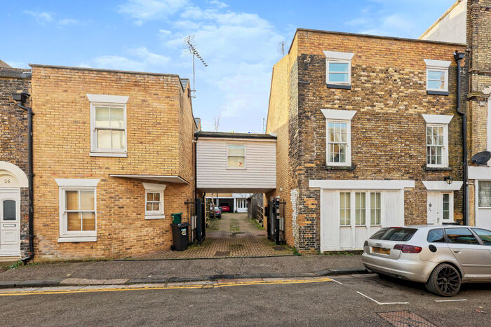 2 Bedroom Flat To Rent In Queens Gardens, Dover, CT17