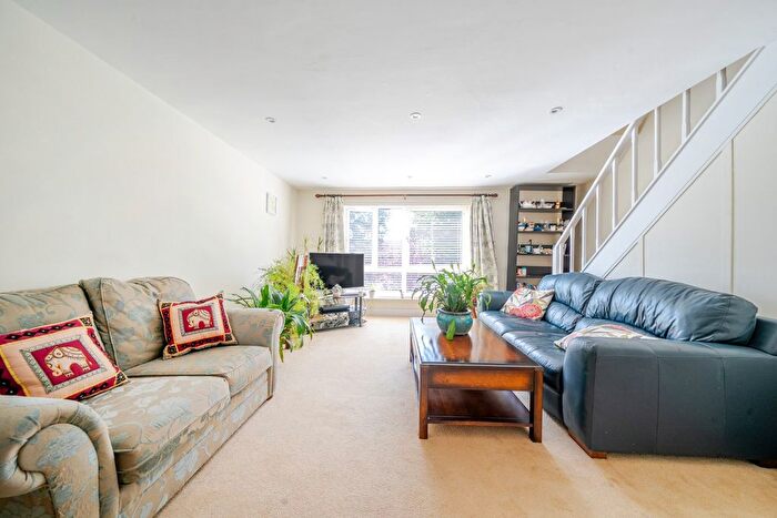 2 Bedroom Maisonette For Sale In Edge Hill, Wimbledon, London, SW19