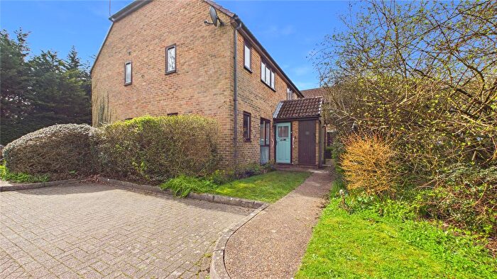 1 Bedroom Flat For Sale In Lightwater, Surrey, GU18