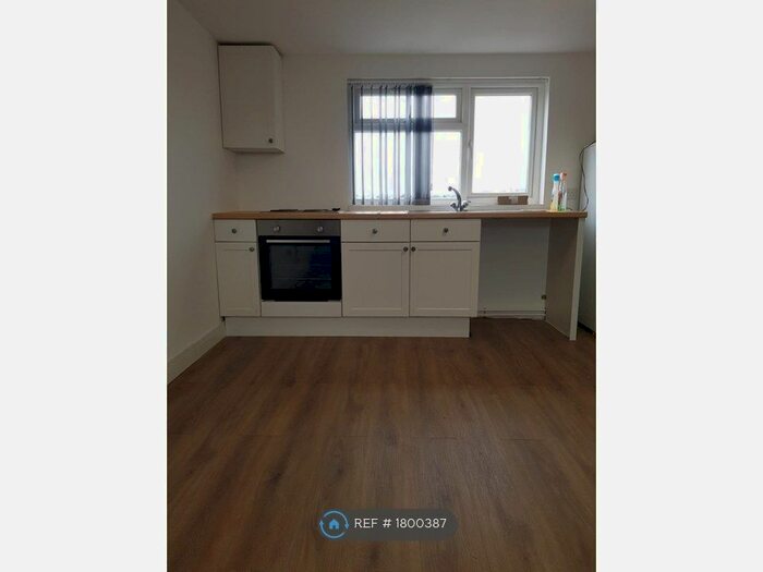 Studio To Rent In Elmbank Way, Hanwell, W7