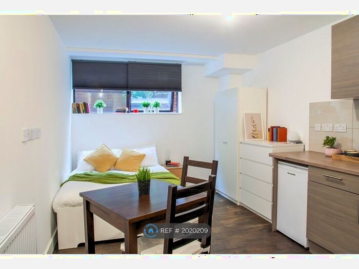 Studio To Rent In Edgware Road, London, NW2