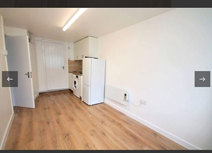 Studio To Rent In Shropshire Close, Mitcham, CR4
